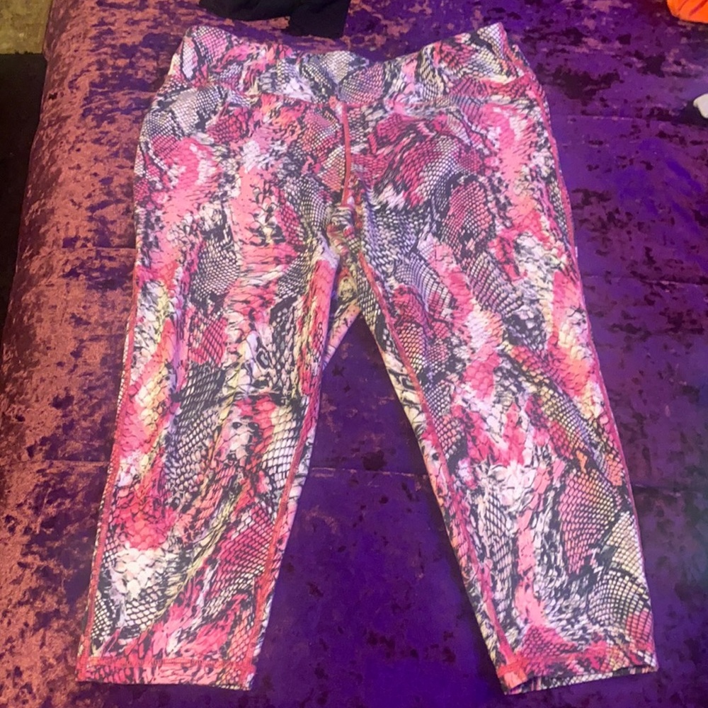 COMFY CAPRI LEGGINGS